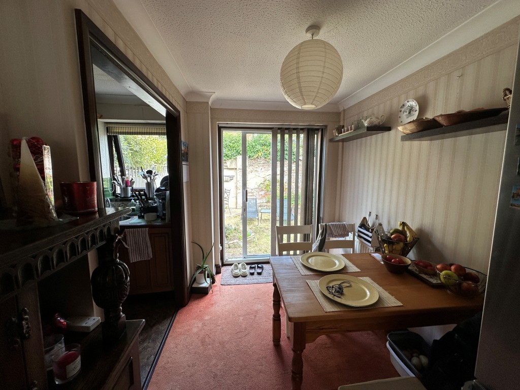 Lot: 132 - TWO-BEDROOM END-TERRACE PROPERTY FOR INVESTMENT - Dining Room